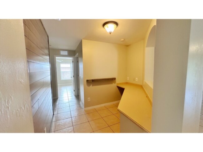 Building Photo - 3 bedroom 2 Bath with Den &amp; Study! Con...