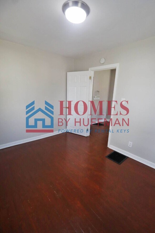 Building Photo - Two Bedroom House | Move In Ready!