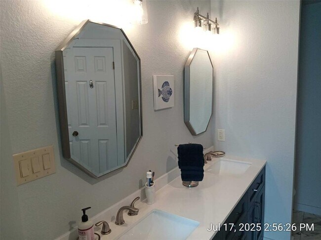 Building Photo - 1712 Creek Bend Cir