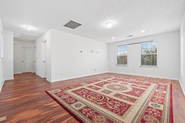 Building Photo - Comfort and Convenience in This Bay Colony Pointe Beauty