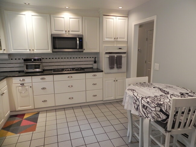 Building Photo - 24 Birchside Dr