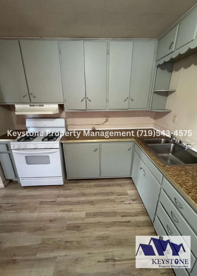 Building Photo - Small Dog Friendly! 3 Bedrooms / 1 Bath / 2 Car Detached Garage  Eastside Rancher