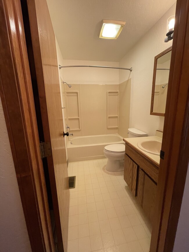 #2 Bathroom - 1181-1 E Dellwood St