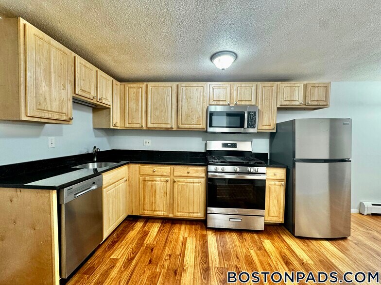 Building Photo - 695 N Main St