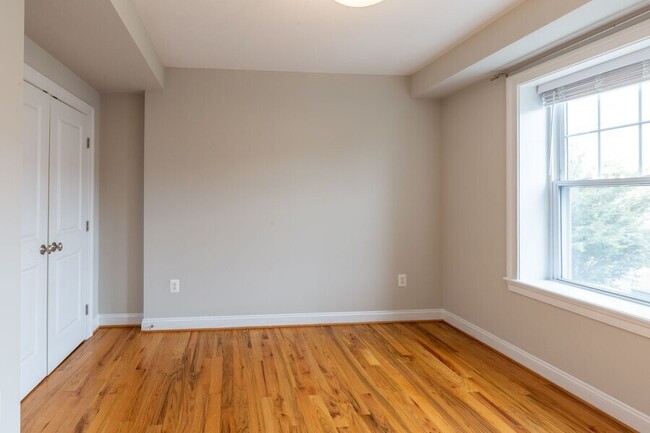 Building Photo - Charming One Bedroom w/ Den in Columbia He...