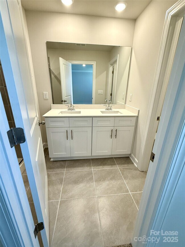 Building Photo - 1719 Braemar Vlg Dr
