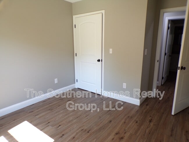 Building Photo - 533 Anton St