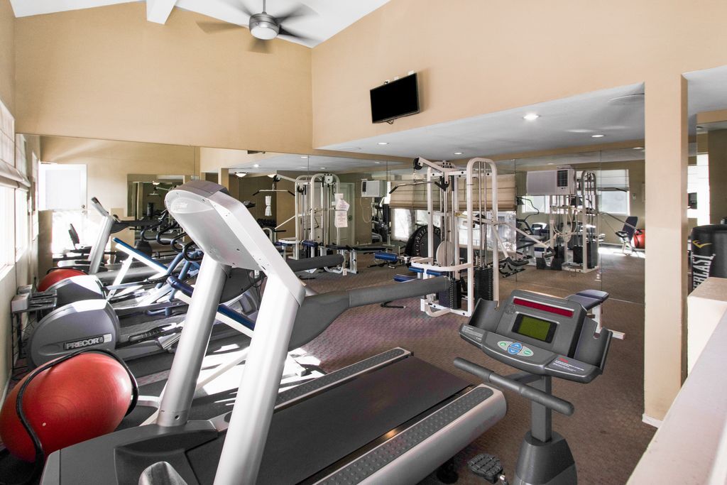 Building Photo - 355 N Maple St