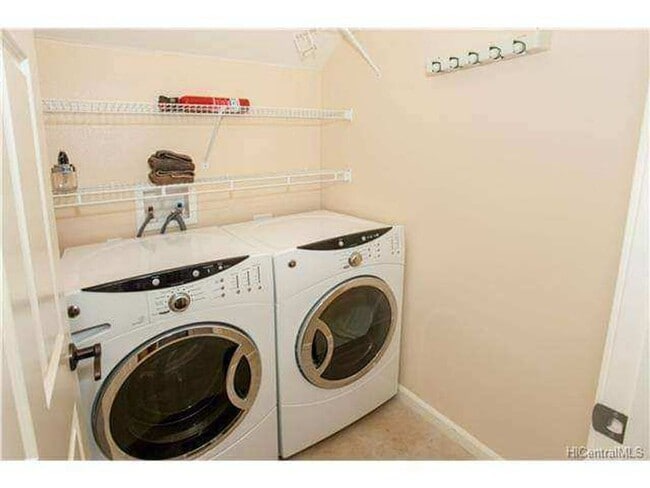 Building Photo - Stunning 3-Bedroom/3-Bathroom in Sunny Ewa...