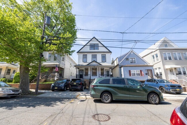 Building Photo - 100 W 46th St