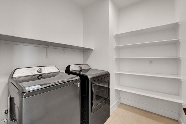 Building Photo - 1305 Azure Jay Ave