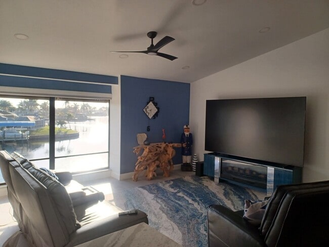 Building Photo - 5605 SW 12th Ave