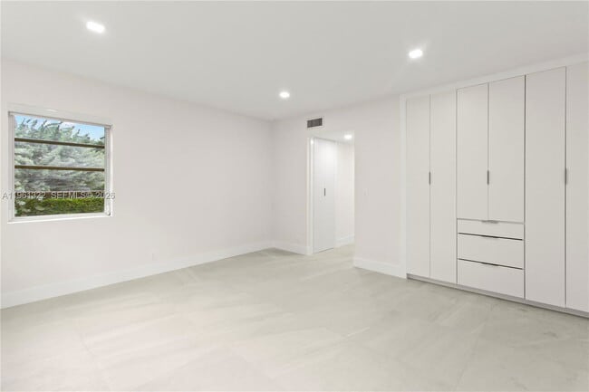 Building Photo - 1261 NE 98th St