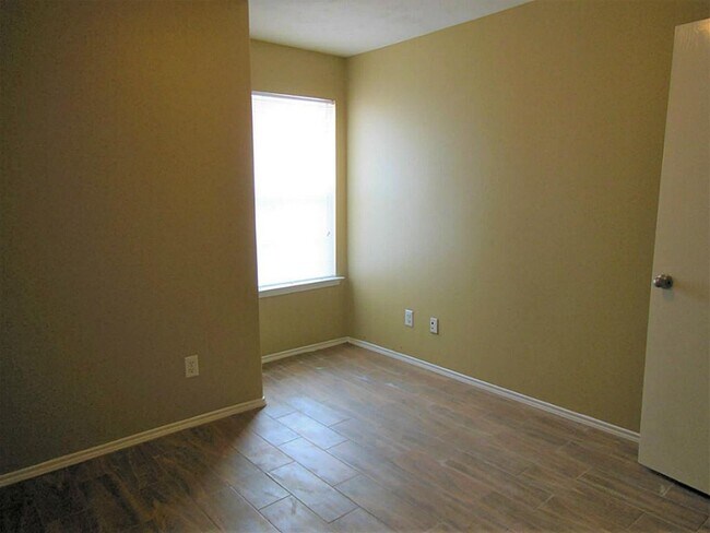 Building Photo - 1402 Sycamore Leaf Way