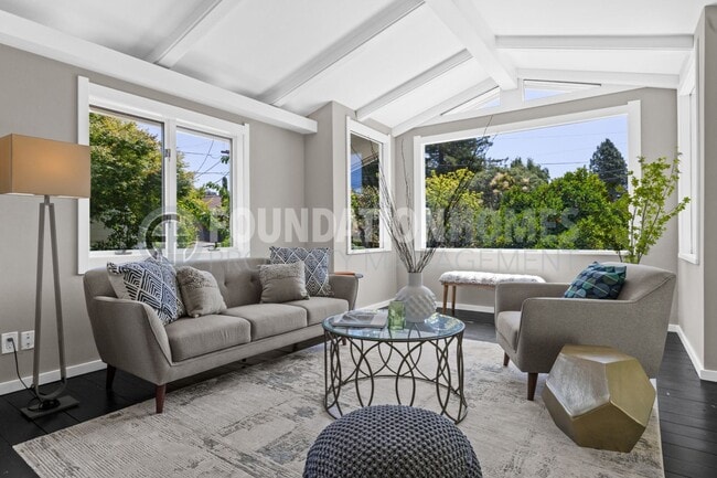 Building Photo - Charming 3 bed/2.5 bath in the heart of do...