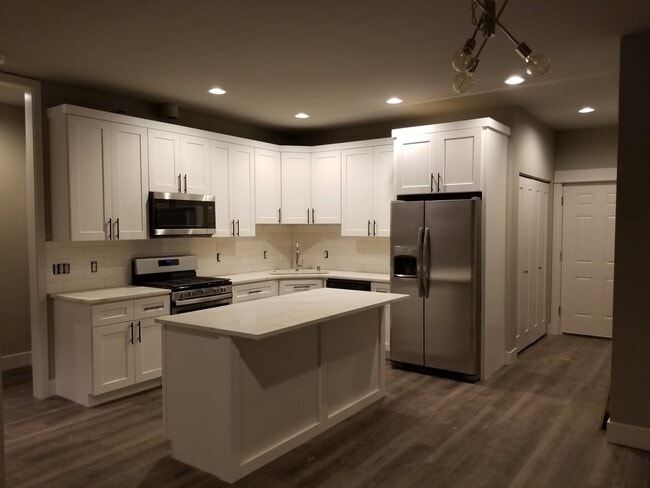 Building Photo - Newer 5 Bed, 3 Bath Home with over 3100+ s...