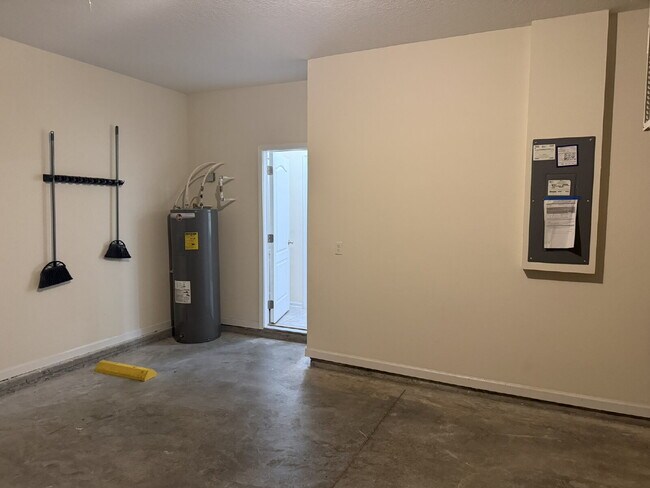 Building Photo - For Rent- Beautiful Home with 4 Bed, 2.5 Bath, PLUS a loft in Northside Jacksonville!