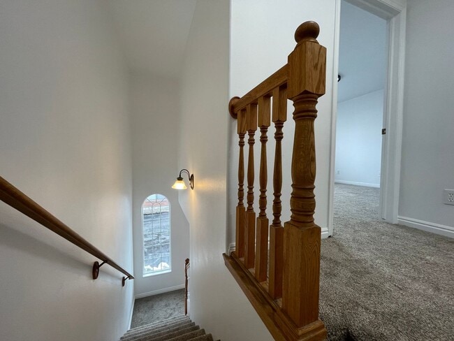 Building Photo - 3 Bedroom Townhome by BYU