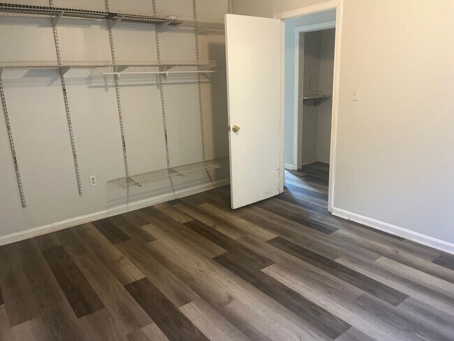 Building Photo - 2 Bed, 1 Bath Apartment