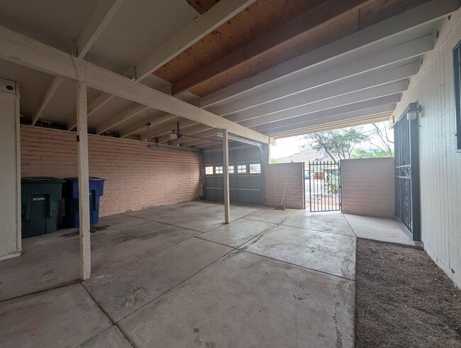 Building Photo - Comfortable West Side Rental