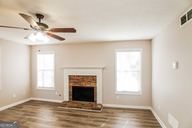 Building Photo - 1042 Whispering Woods Dr
