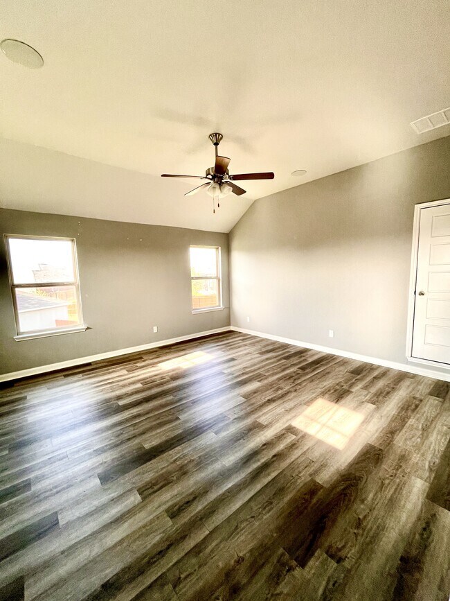 Building Photo - 15306 Comanche Grv