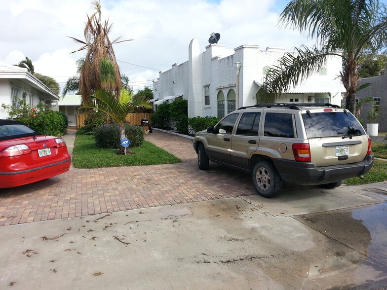 Building Photo - 325 Kenilworth Blvd