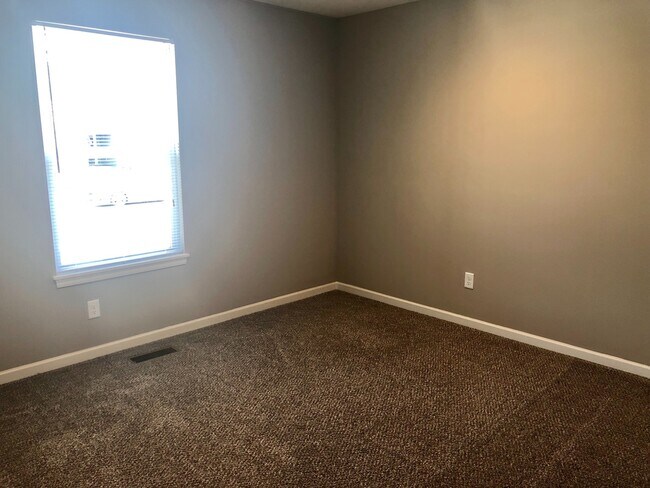 Building Photo - 4 Bed 2 Car Attached Villa in Blue Springs