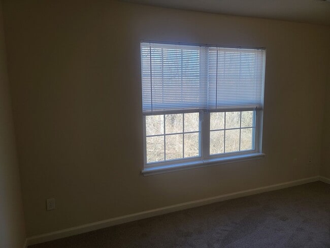 Building Photo - 3 Bedroom 2 1/2 bath ** End Unit** Townhome for Rent in Waynesboro