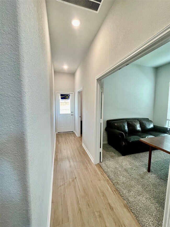 Building Photo - 1055 Bluebonnet Trl