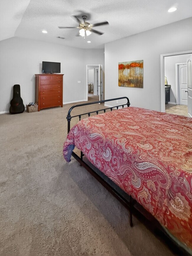 Building Photo - RATE DROP ALERT (was $2800/month) and SPRING MOVE-IN SPECIAL: 50% OFF 1ST MONTH'S RENT!**