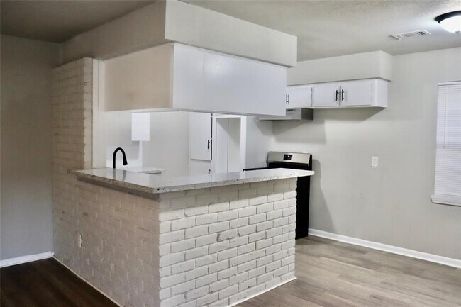 Building Photo - 6122 Heatherbrook Dr