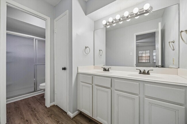 Building Photo - 1323 Reddleshire Ln