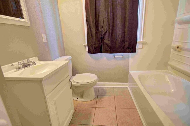 Building Photo - Large charming 3 bedroom 2 bath with oversized master bedroom that has its own private bath!