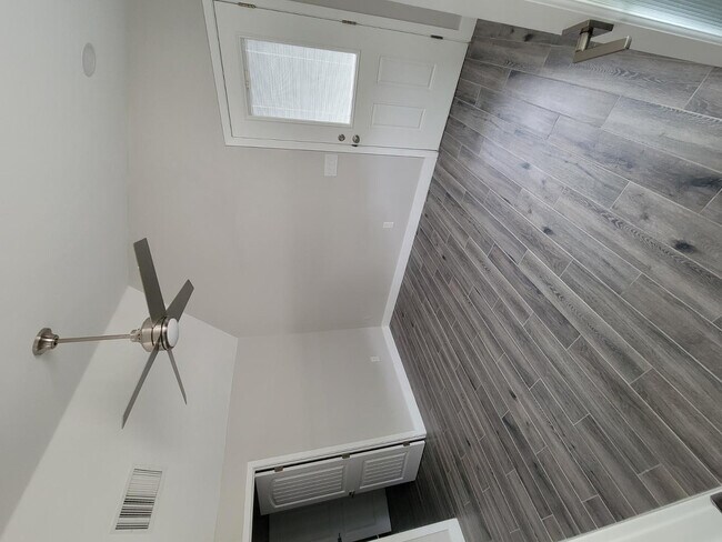 Building Photo - 535 W 15th St