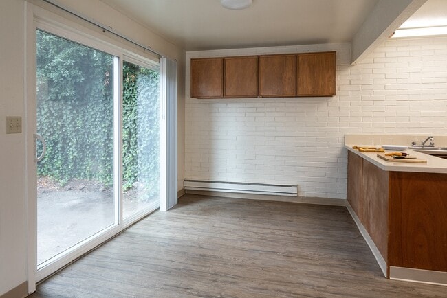 Building Photo - Kingway Apartments