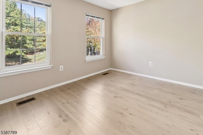 Building Photo - 10 Brookline Ct