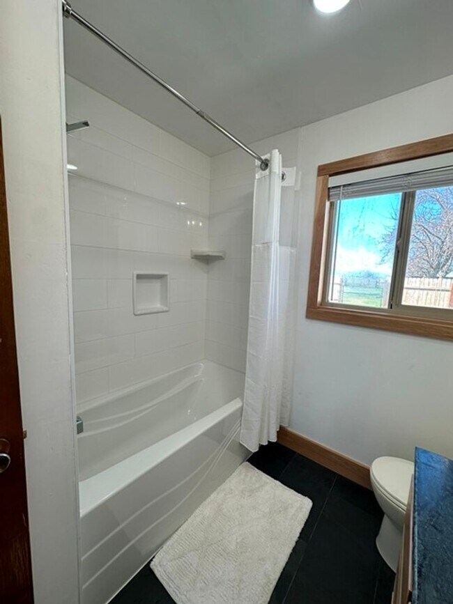 Building Photo - Updated home in Henley School District