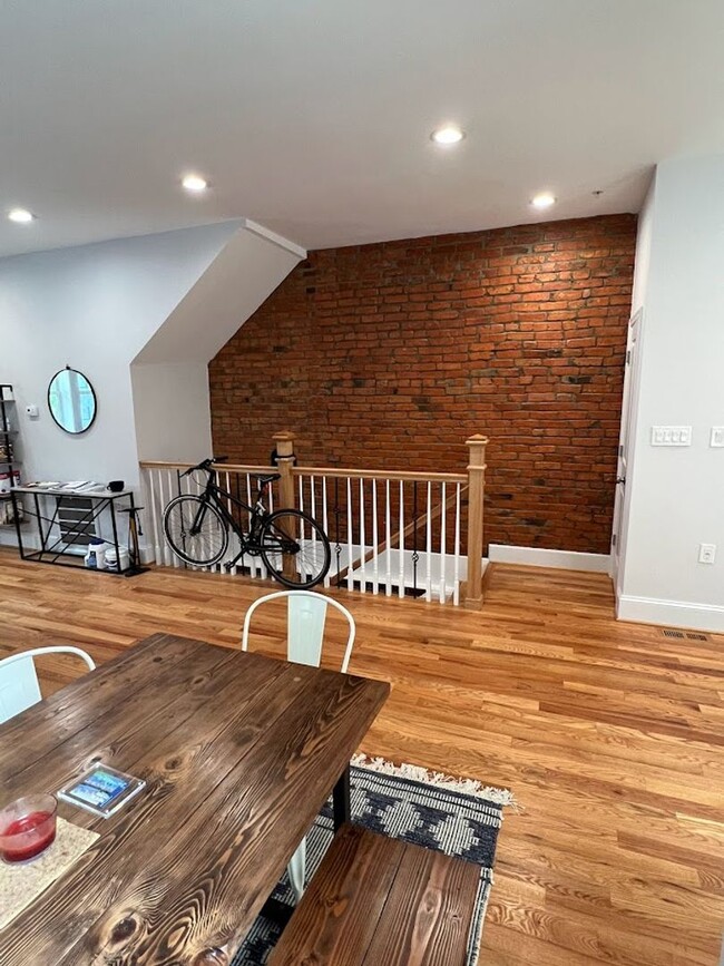 Building Photo - Newly Renovated Split Level Row Home in Tr...