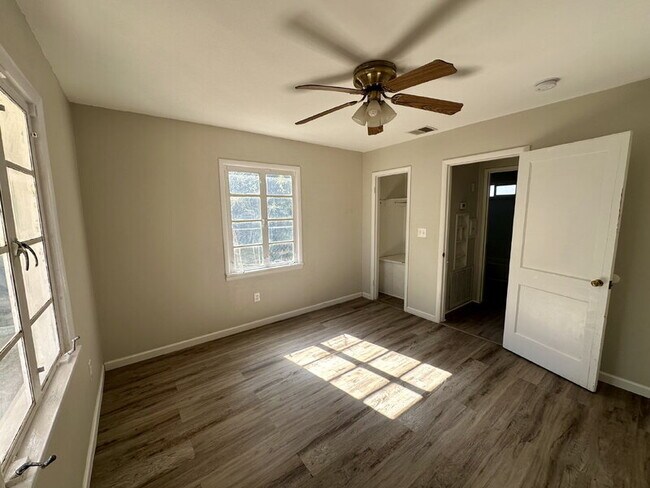 Building Photo - 544 N 7th Pl