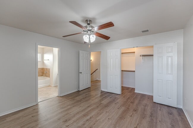 Building Photo - 13527 Vista De Oro St