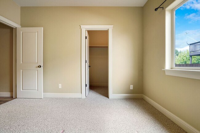 Building Photo - Spacious 4 bed, 3 bath home with sprawling...