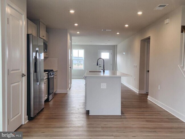 Building Photo - 377 Waterside Sq