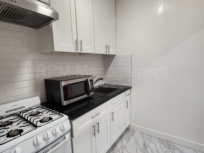 Building Photo - 1781 N Orchid Ave