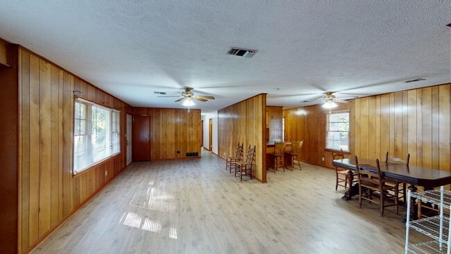 Building Photo - Large 3 bedroom, 1.5 bath located on a corner lot in Prattville.