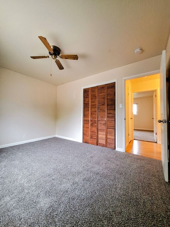 Building Photo - Charming Single Story 3bd House with Large Yard!