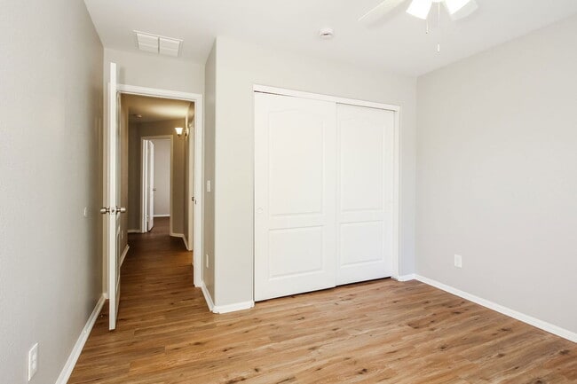 Building Photo - 11017 W Wilshire Dr