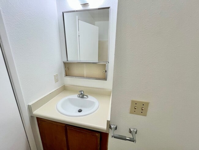Building Photo - 2BD/2BTH with Central A/C, Private Patio, ...