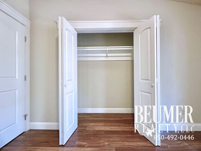 Building Photo - 2br 1.5 ba End Unit Townhome for Rent
