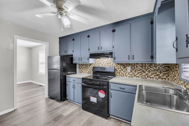 Building Photo - 2 Bed with Flex Space 1 Bath Home in Heart of West Ashley